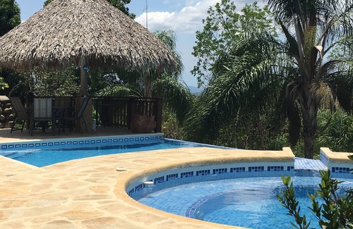 Esparza Villa | Niché dans la forêt tropicale avec une vue imprenable et fabuleuse!