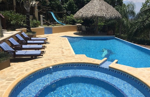 Esparza Villa | Niché dans la forêt tropicale avec une vue imprenable et fabuleuse!