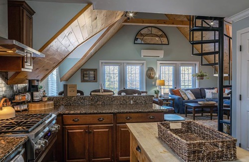 Jaffrey Maison | Nestled on the edge of the woods near Mount Monadnock