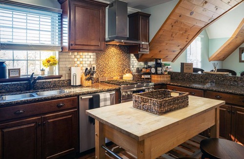 Jaffrey Maison | Nestled on the edge of the woods near Mount Monadnock