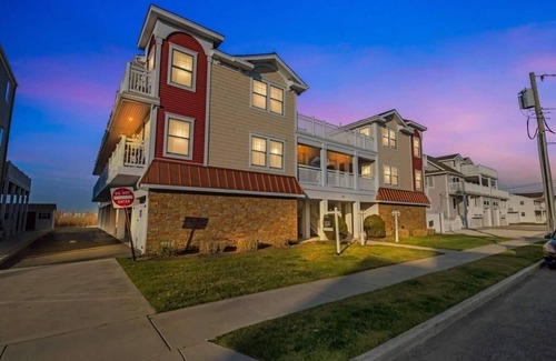 Sea Isle City Copropriété | Nestled one block from the bay, and a short walk to the beach.