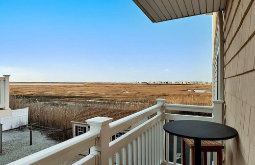 Sea Isle City Copropriété | Nestled one block from the bay, and a short walk to the beach.
