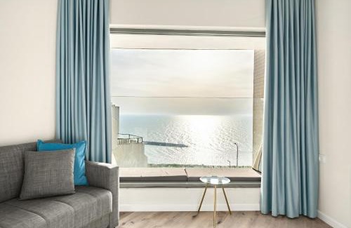 Netanya Appartement | Netanya Beachfront & Pool Retreat by Sea N' Rent