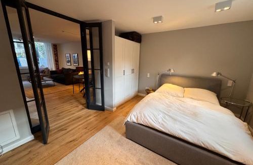 Kleinmachnow Appartement | Neue 2 Zimmer Wohnung im Grünen mit Terrasse und Platz