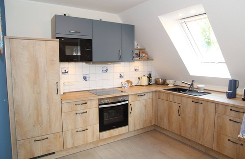Eilsum Appartement | Neue 80qm Ferienwohnung für 4 Pers. + 2 Hunde mit Kamin, Balkon & Wasserblick