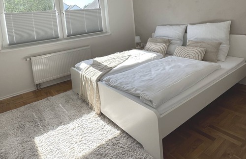 Schloss Holte-Stukenbrock Appartement | Neue, Moderne, 70m² Große Ferienwohnung mit Überdachter Terrasse und Garten
