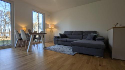 Bestensee Appartement | Neue moderne große Wohnung am See mit Terrasse, Garten, Einbauküche, Badewanne, Dusche, nähe Berlin