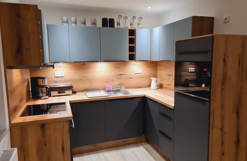 Heinrichs Maison | Neue, Sonnige und Gemütliche Ferienwohnung mit 2 Terrassen und 2 Schlafzimmern