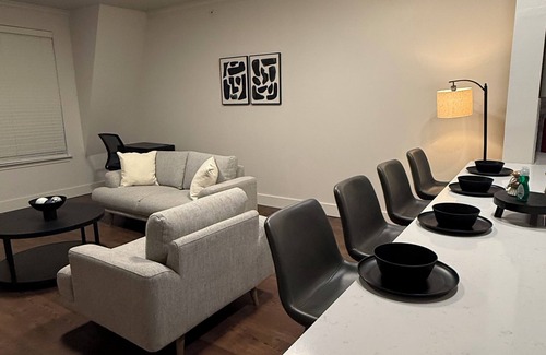 Uptown Appartement | Neutral Nest Long-Term Minimalist Living in Prime Victory Park