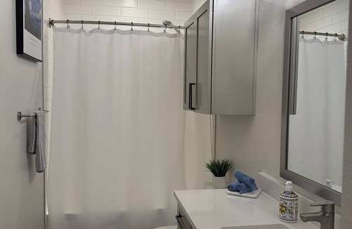 Uptown Appartement | Neutral Nest Long-Term Minimalist Living in Prime Victory Park