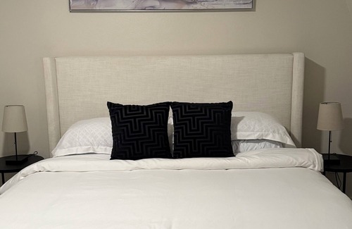 Uptown Appartement | Neutral Nest Long-Term Minimalist Living in Prime Victory Park