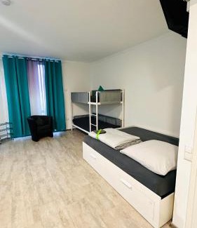 Freiberg am Neckar Appartement | Neuwertiges Apartment mit schnellem WLAN, Netflix, Glasfaser, Kostenlose Privatparkplatz auch für Transporter geeignet R25