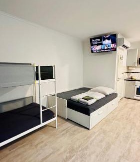 Freiberg am Neckar Appartement | Neuwertiges Apartment mit schnellem WLAN, Netflix, Glasfaser, Kostenlose Privatparkplatz auch für Transporter geeignet R25
