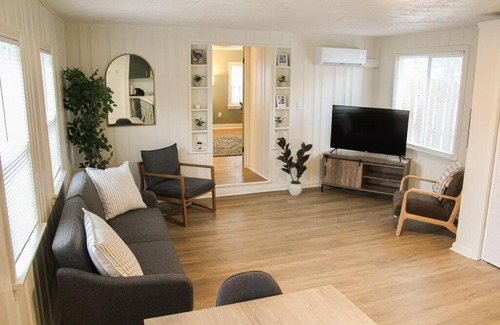 Berea Maison | New 1-bedroom Bungalow! 4 miles to CLE