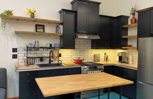 Pacific Maison | New 1 bedroom house. Country setting yet close to town!