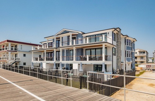North End Copropriété | NEW! "1413 Sand Castle" Ocean Front Condo on Boardwalk, Pool, Elev., Sleeps 19
