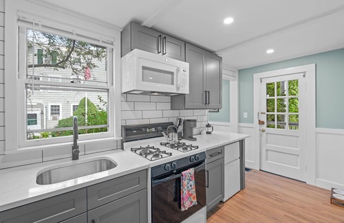 Salem Appartement | NEW 1803 Salem 1BR l Walk 2 Haunted Happenings