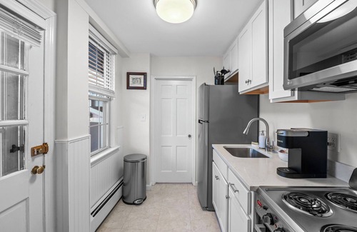 Salem Appartement | NEW 1BR on Salem Common l Steps to Witch Museum l Fenced in Yard + Parking