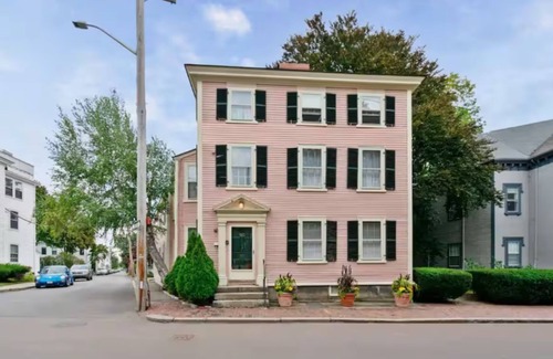 Salem Appartement | NEW 1BR on Salem Common l Steps to Witch Museum l Fenced in Yard + Parking