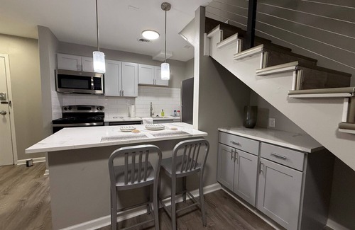 Burns Park Appartement | * NEW * 1BR Retreat | Heart of Campus w/Parking