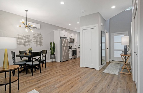 South Central Maison | New 2 Bd Luxury Townhouse- King Bed, Downtown, near Hospital, Close to Wineries