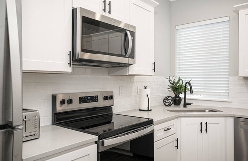 South Central Maison | New 2 Bd Luxury Townhouse- King Bed, Downtown, near Hospital, Close to Wineries