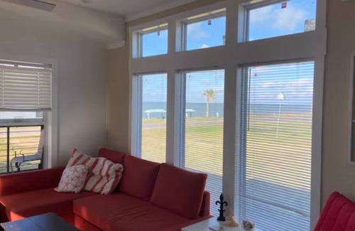 Long Mott Maison | New 2 Bed/1 Bath Bayfront Home