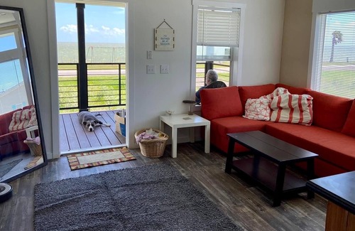 Long Mott Maison | New 2 Bed/1 Bath Bayfront Home