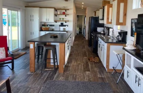 Long Mott Maison | New 2 Bed/1 Bath Bayfront Home