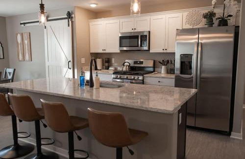 Loves Park Maison | New 2 Bed with Office in Loves Park