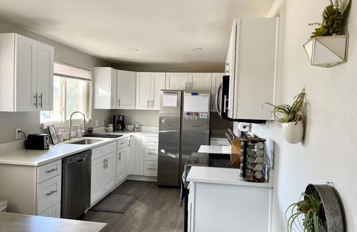 South Westminster Maison | NEW 2 BR 1 BA Home Office Escape!