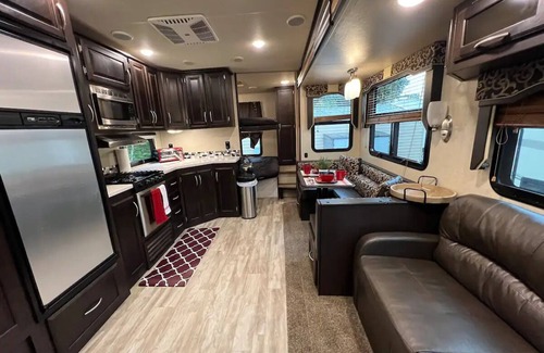 Florida Gardens Maison | NEW 2019 Spacious Camper - All Modern Amenities - Fast WIFI
