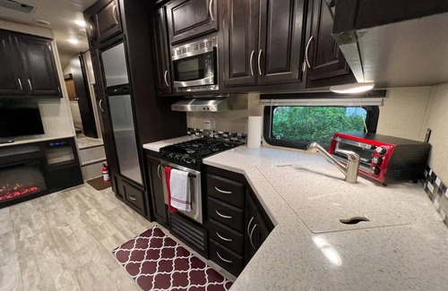 Florida Gardens Maison | NEW 2019 Spacious Camper - All Modern Amenities - Fast WIFI