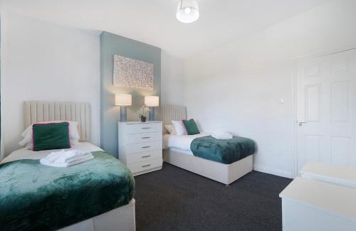 Crook Maison | NEW! 2BR in West Terrace, Sleeps 4