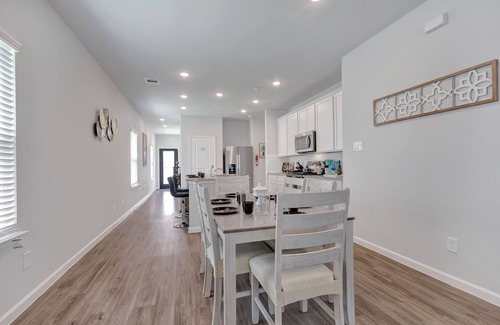 Magnolia Maison | New - 3 bed 2 Bath house in Magnolia with Fast Wifi- Garage Parking