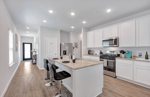 Magnolia Maison | New - 3 bed 2 Bath house in Magnolia with Fast Wifi- Garage Parking