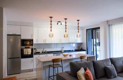 Machico Appartement | New 3 Bedroom Luxury Family Apartment - Airco, King Size Beds, Fully equipped kitchen, Balcony, Washingmachine, 2 bathrooms, Free parking, Fast Internet, 142m2