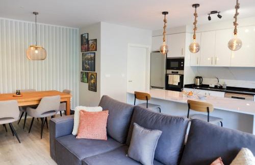 Machico Appartement | New 3 Bedroom Luxury Family Apartment - Airco, King Size Beds, Fully equipped kitchen, Balcony, Washingmachine, 2 bathrooms, Free parking, Fast Internet, 142m2