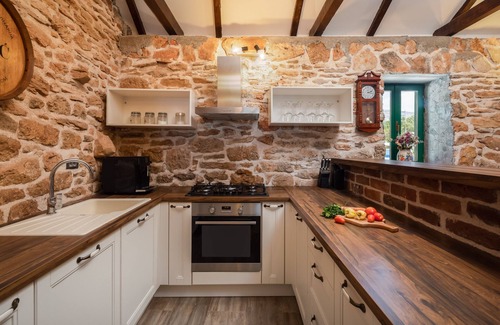 Razvode Maison | NEW!! 3 bedrooms, 2 bathrooms within WINERY, infinity pool, vineyard view