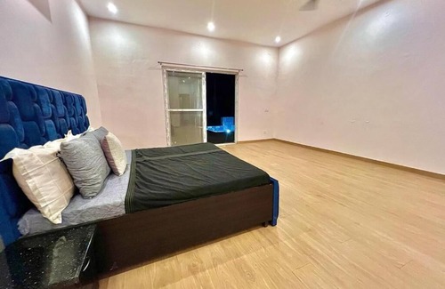 Sushant Lok Autre | New 3bhk Farmhouse with Pool n V.big hall 4 parties