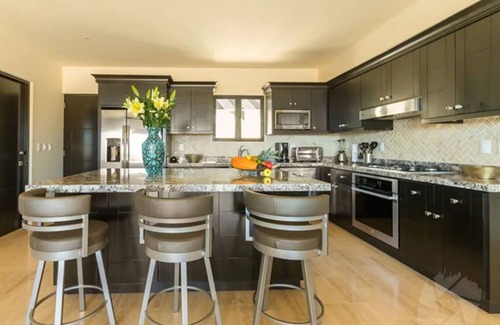 Paraiso Escondido Villa | ¡New 3BR-3.5BA w/ Pool, Terrace, Jacuzzi, Golf Course & Oceanview!