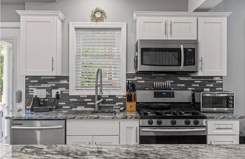 Salem Maison | NEW 3BR Salem Townhouse Minutes to downtown