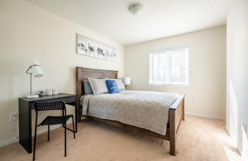 Thorold Maison | New 3BR Townhouse, Minutes to Niagara Falls and Brock University by GLOBALSTAY