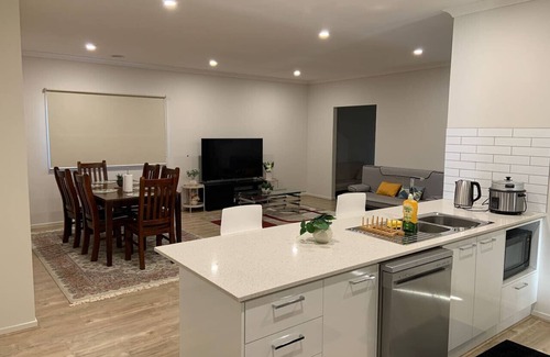 Clyde Maison | New 4.5 BR Modern Home @Clyde