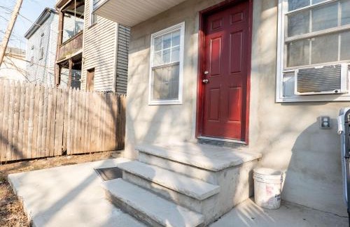 Ampere Appartement | New 4 Apts-198-3 Bed Apt 1st Floor & 3 Bed Apt 2nd Floor - 1 Bed Studio Apt Ground Floor & 1 Bed Studio Apt Ground Floor near Penn Station EWR Airport Hospital NYC
