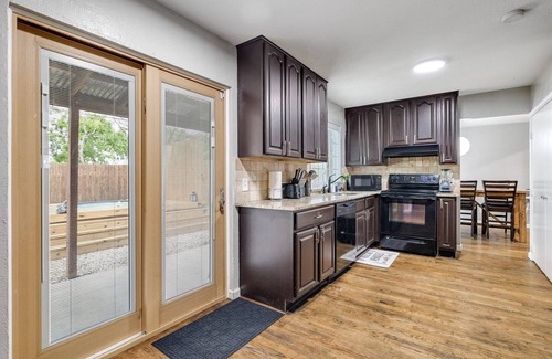 South Arlington Maison | NEW! 4 Bed 2.5 Bath, House w/ Cowboy Pool and Fire Pit in Central DFW!
