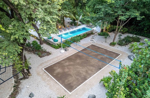 Palm Beach Estates Maison | NEW - 4 bed, 4.5 bath home w/ private beach access, volleyball court, & pool