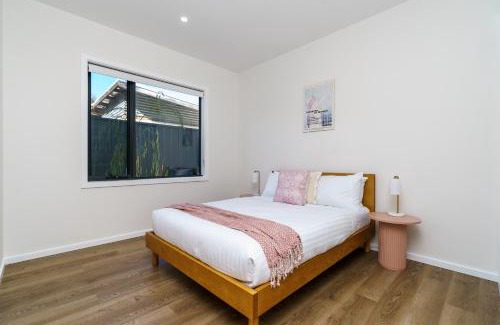 Ainslie Maison | New 4 bedroom city home with Tesla charger - Hosted by CanStay