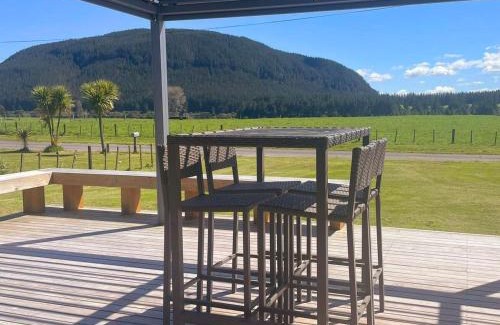 Atiamuri Maison | New 4 bedroom house to yourself, sleep 12, WiFi, full Air Conditioning