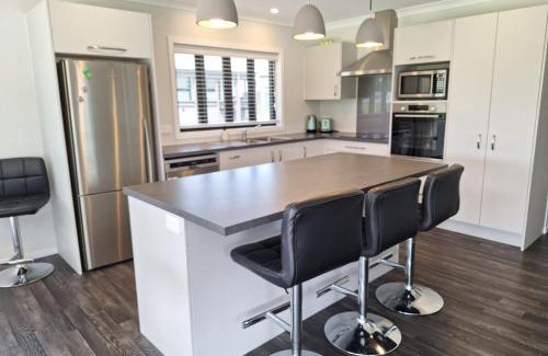 Atiamuri Maison | New 4 bedroom house to yourself, sleep 12, WiFi, full Air Conditioning